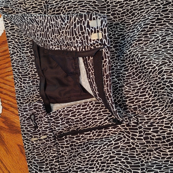 Coldwater Creek Capri Pants with Vented Hem, Hidden Hook Close 4 - Picture 13 of 14